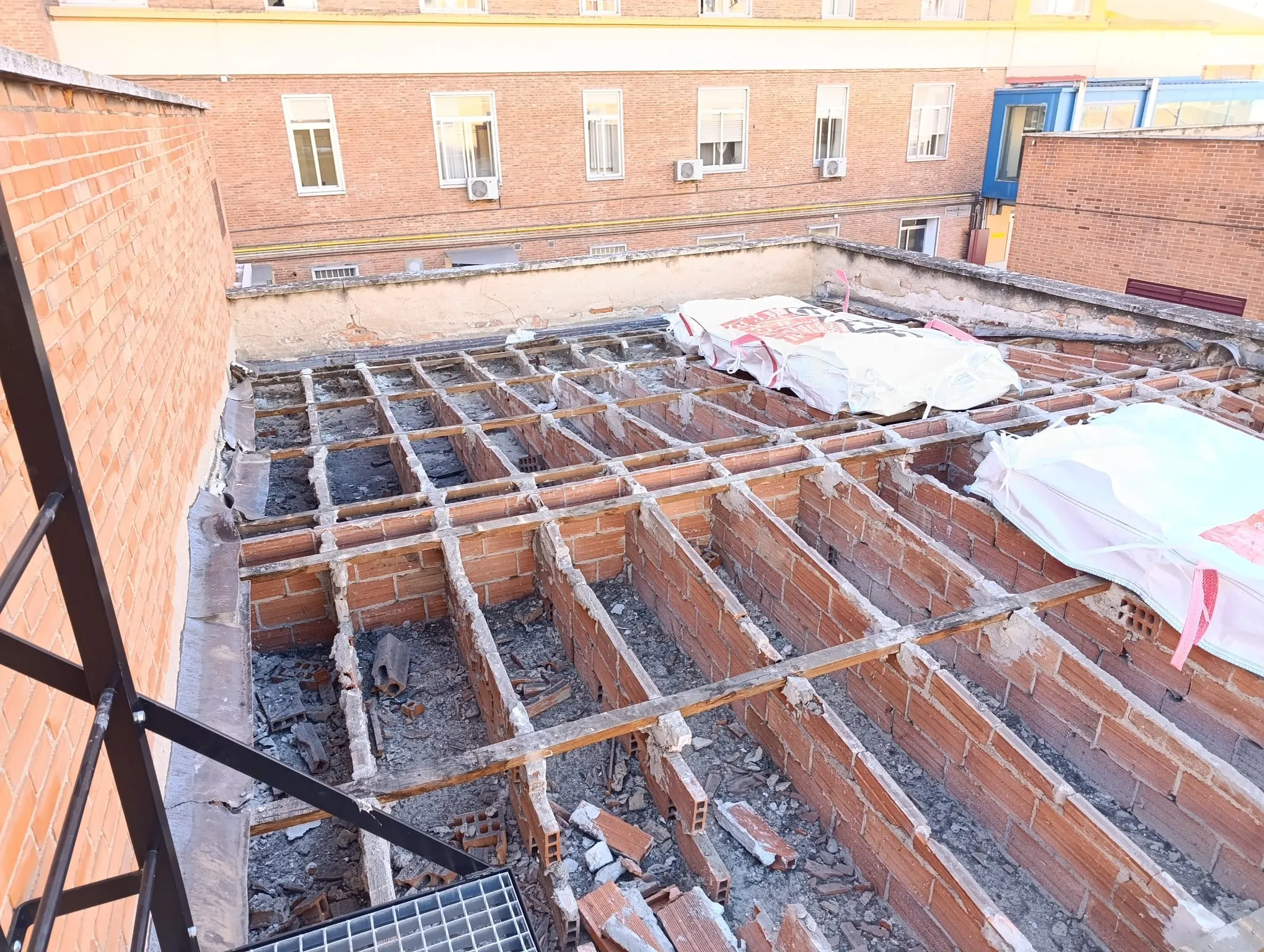 Foto del proyecto DESAMIANTADO SALA DE CALDERA DEL HOSPITAL CLÍNICO UNIVERSITARIO DE LA RONDILLA